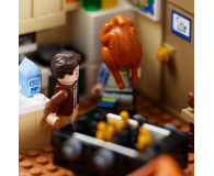 LEGO ICONS 10292 Mieszkania z serialu Przyjaciele - 1020755 - zdjęcie 4